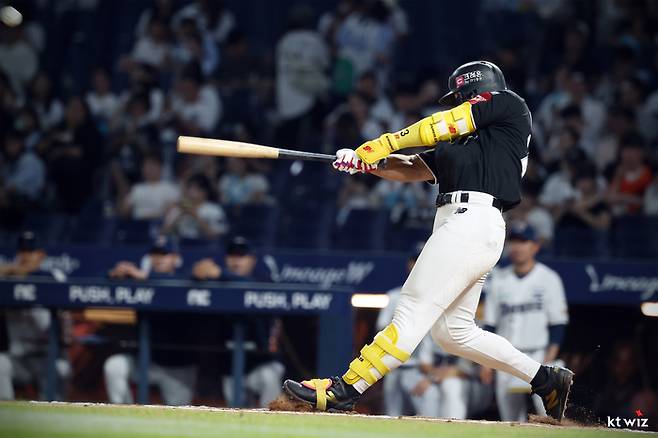 KT 안현민이 창원NC파크에서 열린 2025 KBO리그 NC전에서 홈런을 터뜨리고 있다. 사진 | KT 위즈