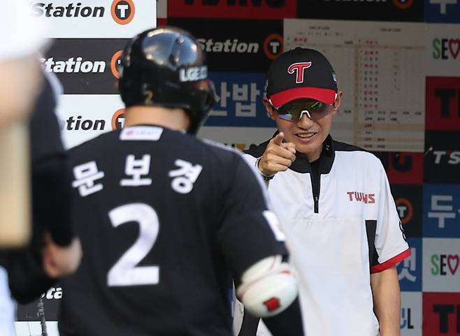 LG 염경엽 감독이 27일 서울 잠실구장에서 열린 두산전에서 홈런을 친 후 들어오는 문보경을 보고 미소를 짓고 있다. 사진 | 연합뉴스