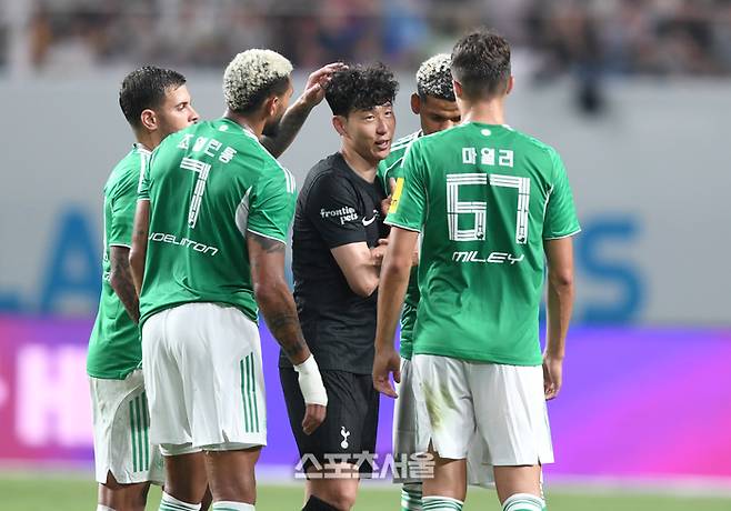토트넘 손흥민이 3일 서울 월드컵경기장에서 열린 2025 쿠팡플레이 시리즈 뉴캐슬과 경기에서 교체 되면서 상대 선수와 인사를 하고 있다.  2025. 8. 3. 최승섭기자 thunder@sportsseoul.com