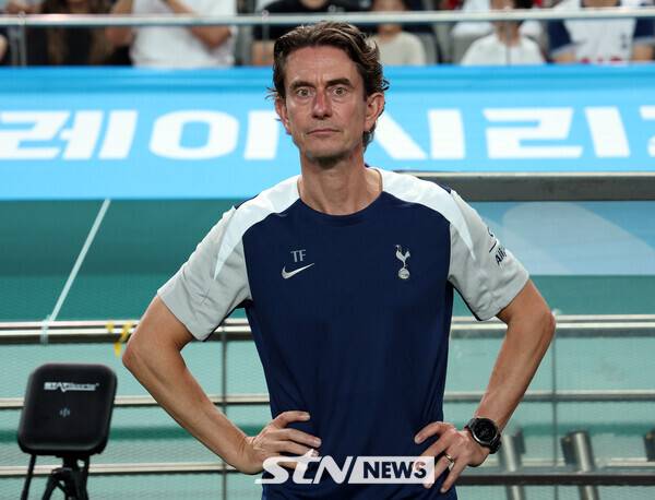 토마스 프랭크 토트넘 감독이 3일 오후 서울 마포구 서울월드컵경기장에서 열린 2025 쿠팡플레이시리즈 뉴캐슬 유나이티드와 토트넘 홋스퍼의 경기에서 그라운드를 바라보고 있다. /사진=뉴시스