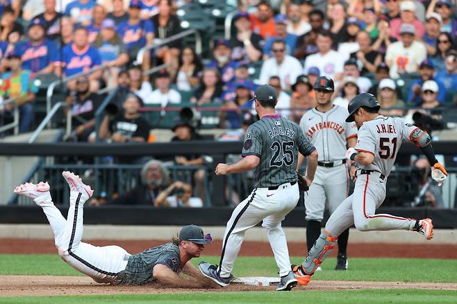 이정후가 8회초 1루쪽으로 강습 타구를 날린 뒤 전력질주했으나, 메츠 1루수 피트 알론소의 필사적인 다이빙 캐치와 슬라이딩 터치로 아웃되고 있다. AFP연합뉴스