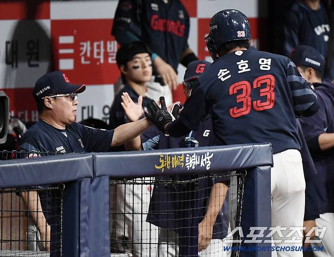 3일 서울 고척스카이돔에서 열린 롯데-키움전. 1회초 2사 1, 3루 윤동희의 안타 때 득점한 손호영이 김태형 감독의 축하를 받고 있다. 고척=정재근 기자 cjg@sportschosun.com/2025.8.3/