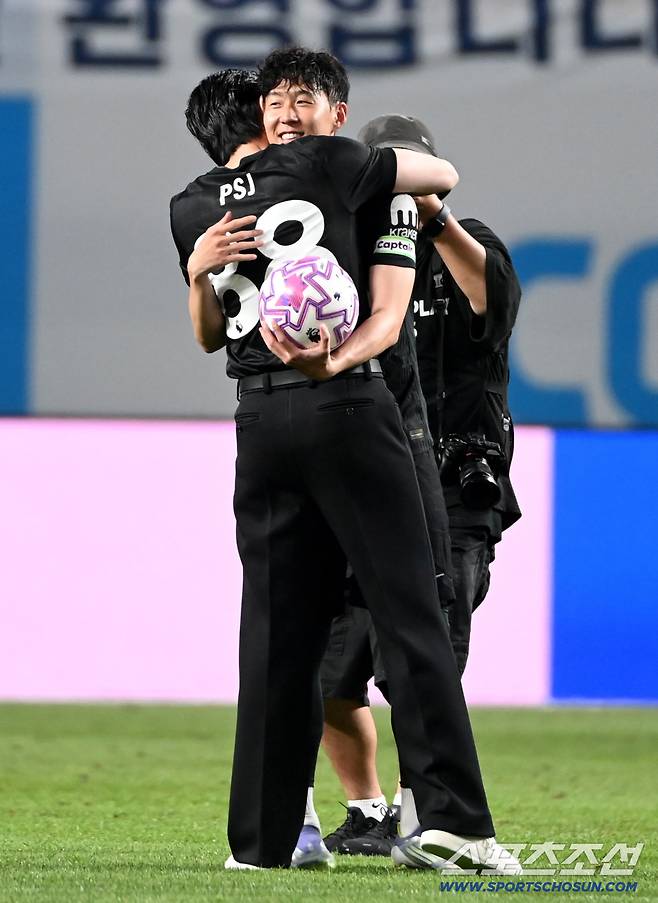 3일 서울월드컵경기장에서 열린 토트넘과 뉴캐슬의 경기, 토트넘 손흥민이 시축을 마친 박서준과 포옹을 하고 있다. 상암=허상욱 기자wook@sportschosun.com/2025.08.03/
