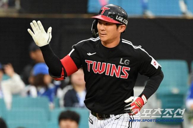 10일 대구 라이온즈파크에서 열린 삼성 라이온즈와 LG 트윈스의 경기. 2회초 1사 LG 오지환이 솔로포를 날린 뒤 환호하고 있다. 대구=박재만 기자 pjm@sportschosun.com/2025.05.10/