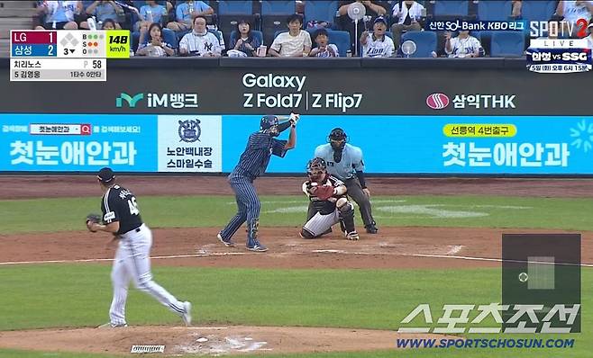 3회말 김영웅 타석. 치리노스의 7구째 볼을 던질 때 중계방송 화면엔 2B2S여서 풀카운트가 되는 상황. 그런데 전광판에 3B2S여서 볼넷 판정이 났다. 이후 염경엽 감독이 ABS 태블릿 PC를 들고나와 항의를 한 뒤 3B2S로 정정돼 김영웅이 다시 타석에 들어섰다. SPOTV2 중계화면 캡쳐
