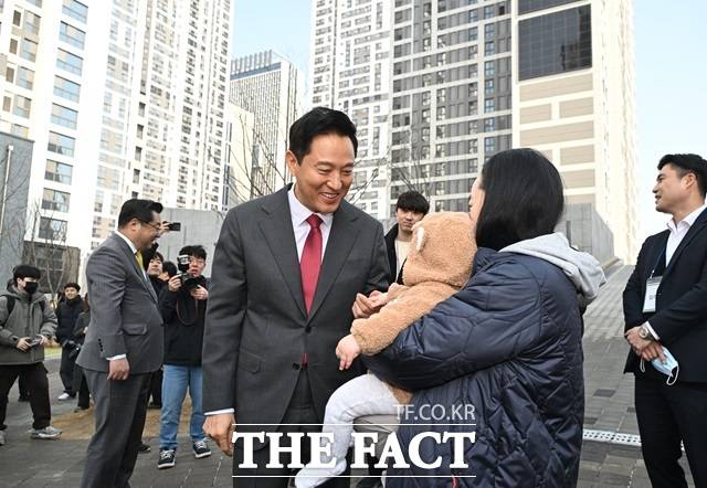 오세훈 서울시장이 지난 3월 31일 주형환 저출산고령사회위원회 부위원장과 '미리내집' 롯데캐슬 이스트폴(광진구 자양동)을 방문해 입주 예정 신혼부부와 현장을 둘러보고 있다./서울시