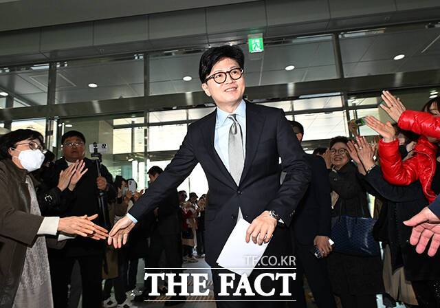 한 전 대표는 물론 친한(친한동훈)계도 8·22 전당대회에서 조직적인 행보를 보이지 않을 것이라는 입장이다. 사진은 한 전 대표가 지난 4월15일 오전 서울 여의도 국회 소통관에서 기자회견장으로 이동하고 있다./배정한 기자