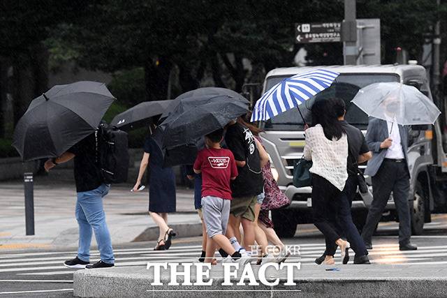 3일 기상청에 따르면 서해상에서 동쪽으로 이동하는 저기압 영향으로 이날부터 5일 오전까지 전국 대부분 지역에 비가 내릴 전망이다. /남용희 기자