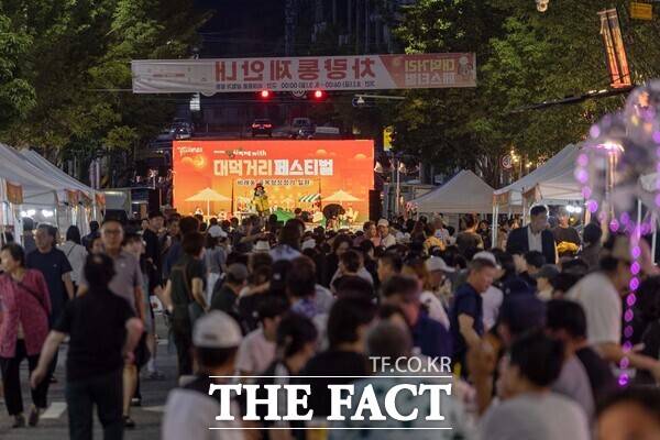 시민들이 1일 대전 대덕구 중리동, 비래동, 법동 일원에서 열린 '대전0시축제 with 대덕거리 페스티벌' 무대를 관람하고 있다./대덕구