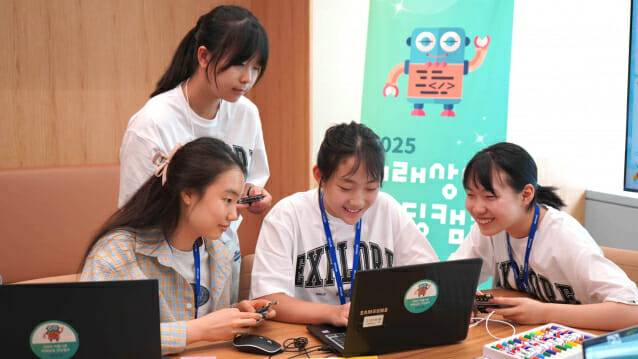 안랩의 임직원 자녀 대상 코딩 교육 '2025 여름시즌 미래상상 코딩캠프' 현장에서 아이들이 수업에 참가하고 있다.(사진=안랩)