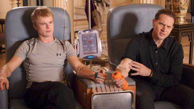 실리콘 밸리의 '노화 역전' 열풍을 풍자한 HBO 인기 드라마 '실리콘 밸리'의 한 장면. '수혈 소년'이라 불리는 젊은 아르바이트생이 사업가에게 자기 피를 수혈 중인 모습. 유튜브 캡처