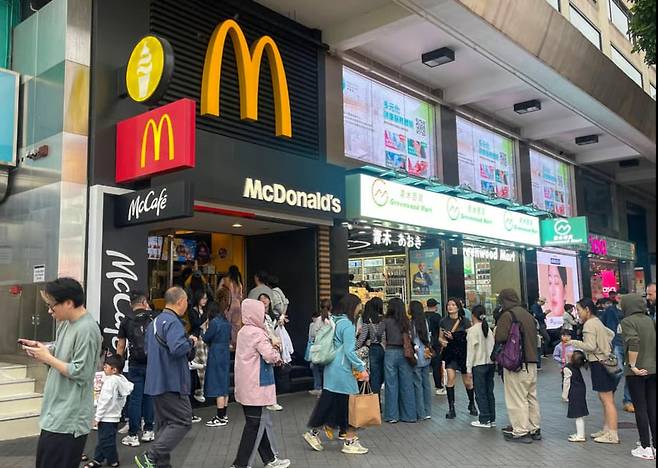 홍콩 번화가인 침사추이 스타하우스 빌딩의 맥도날드 점포. 맥도날드는 이 점포를 포함해 홍콩 요지의 8개 점포를 오는 9월16일 공개 입찰을 통해 매각한다. /배포자료, SCMP