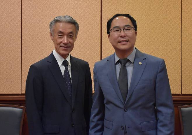 한국계인 앤디 김 민주당 상원의원(오른쪽)과 야마다 시게오 주미 일본대사. /X(옛 트위터)