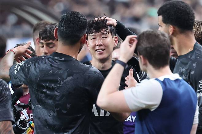 올여름 팀을 떠나기로 한 토트넘 홋스퍼 손흥민이 3일 서울월드컵경기장에서 열린 2025 쿠팡플레이 시리즈 뉴캐슬 유나이티드와의 친선경기에서 교체된 뒤 동료들의 인사를 받으며 눈물을 흘리고 있다./연합뉴스