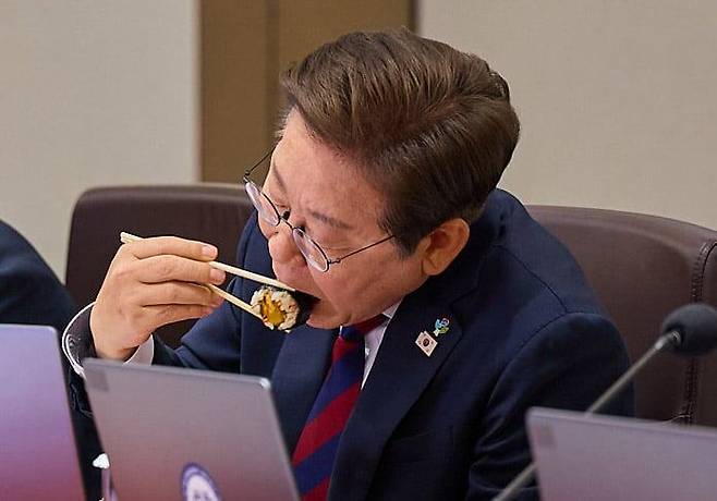 이재명 대통령이 지난 5일 서울 용산구 대통령실 청사에서 열린 국무회의 중 점심으로 김밥을 먹고 있다. /대통령실 제공