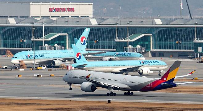 인천공항 계류장 및 활주로 위 대한항공과 아시아나항공 항공기. /뉴스1