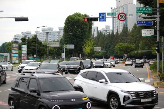 차량통행이 상대적으로 적은 휴일(3일) 오후 수많은 차들이 줄지어 통행 중인 대전 서구 평송네거리 모습. 김영태 기자