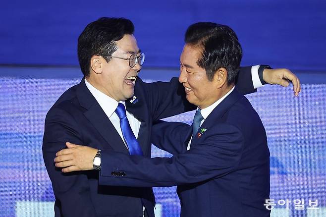 정청래 더불어민주당 신임 당대표와 박찬대 후보가 2일 경기 고양시 킨텍스에서 열린 제2차 임시전국당원대회에서 당선 발표 후 포옹하고 있다. 이훈구 기자 ufo@donga.com