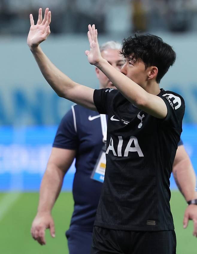 3일 오후 서울시 마포구 서울월드컵경기장에서 열린 쿠팡플레이 시리즈 토트넘 홋스퍼와 뉴캐슬 유나이티드의 경기를 마친 손흥민이 팬들에게 인사하며 그라운드를 돌고 있다. 2025.8.3.뉴스1