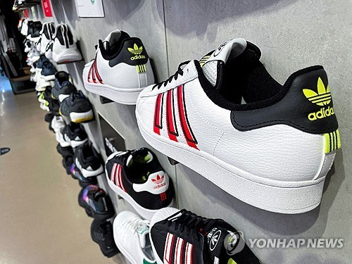 2022년 10월 25일 미국 뉴욕주 가든시티의 한 아디디스 매장에 운동화가 진열돼 있다. [뉴욕 로이터=연합뉴스 자료사진]