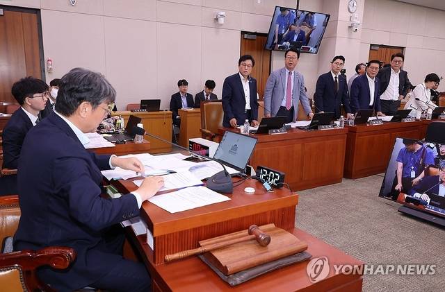 지난 1일 서울 여의도 국회에서 노란봉투법, 상법개정안, 방송3법 등을 심의·의결하기 위해 열린 법제사법위원회 전체회의에서 국민의힘 의원들이 항의하고 있다. 연합뉴스