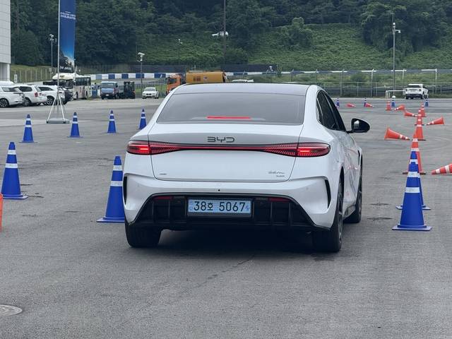 짐카나 주행을 앞두고 있는 BYD 씰의 후면부 모습