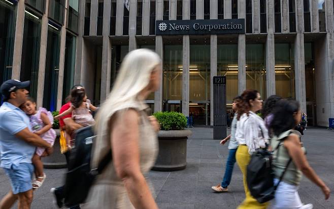 하루 일진을 좌우하는 것은 매일 반복되는 의례적인 일들을 오전에 제대로 하는지에 달렸다는 설문 조사 결과가 나왔다. 지난달 22일(현지시간) 미국 뉴욕 뉴욕시에서 시민들이 걸어가고 있다. AFP 연합