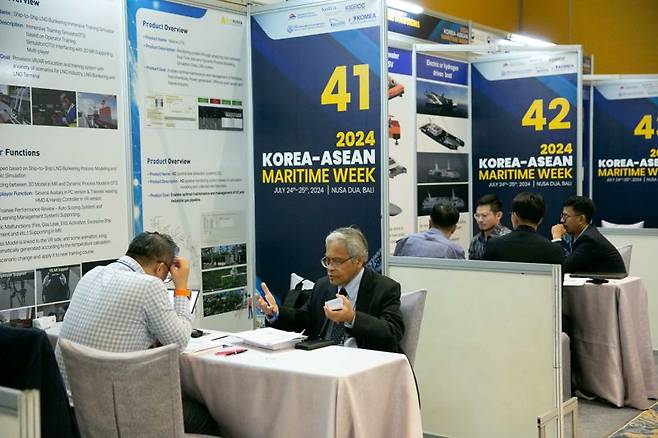 지난해 개최한 '2024 KOREA-ASEAN Maritime Week'에서 국내 기업과 해외 바이어가 상담을 진행하고 있다. 대한무역투자진흥공사 제공