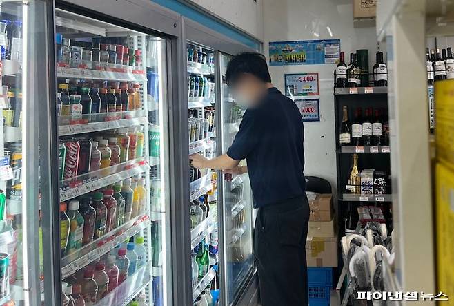 3일 서울의 한 편의점에서 고객이 주류를 고르고 있다. 사진=김현지 기자
