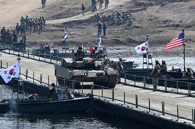 지난 3월 20일 경기 연천군 임진강 일대 석은소 훈련장에서 열린 한미 연합 제병협동 도하훈련에서 K1E1전차가 180m 길이의 연합부교를 건너고 있다. 공동취재단