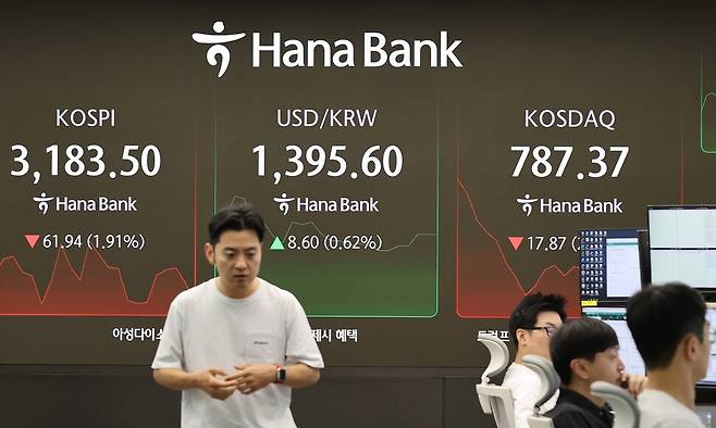 1일 서울 중구 하나은행 본점 딜링룸에서 직원들이 업무를 보고 있다. 연합뉴스