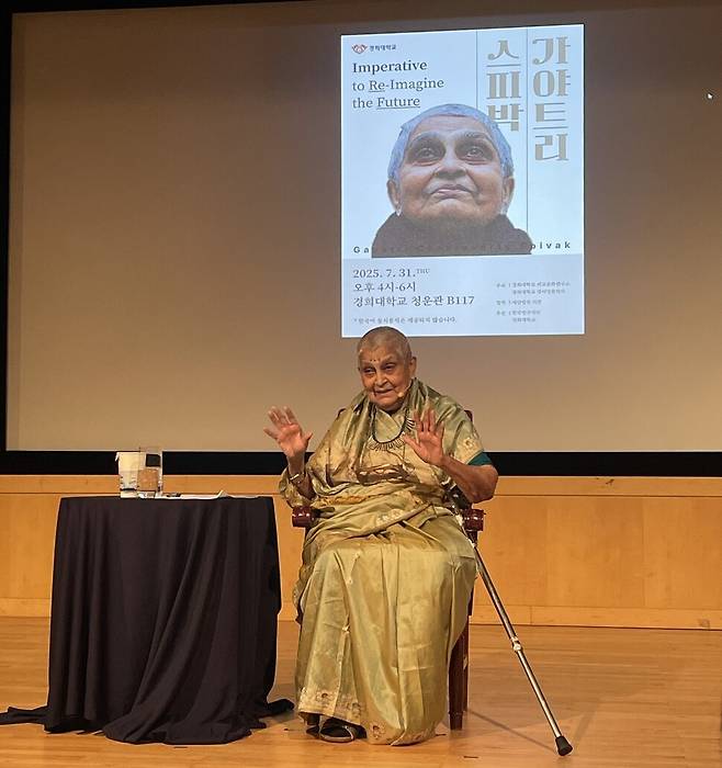 스피박이 청중의 질문에 답하고 있다. 그는 탐욕이 인간 본성의 하나라며 인문학의 핵심임무가 “인간 욕망의 배열을 바꾸는 일”이라고 했다.