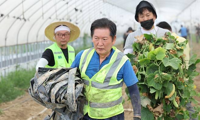 정청래 신임 더불어민주당 대표가 3일 오전 전남 나주시 노안면 오이농가를 찾아 수해 복구 작업을 하고 있다. 연합뉴스