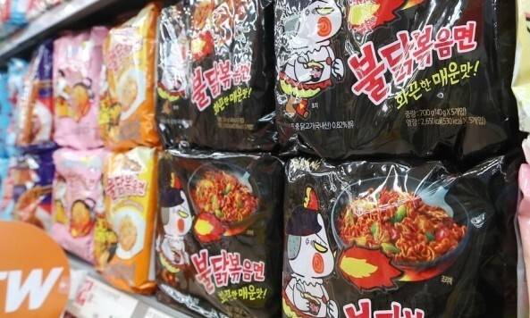 전 세계 사람들에게 한국인의 ‘매운맛’을 수출한 삼양식품의 불닭볶음면은 2023년 국외 매출액만 8천억원이 넘는다. 연합뉴스