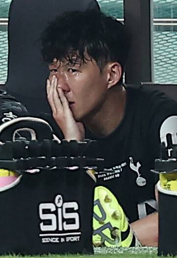 손흥민(토트넘 홋스퍼)이 3일 서울월드컵경기장에서 열린 토트넘과 뉴캐슬 유나이티드의 친선경기에서 후반 20분 토트넘에서 경기를 마무리하며 벤치에서 눈물을 흘리고 있다. 연합뉴스