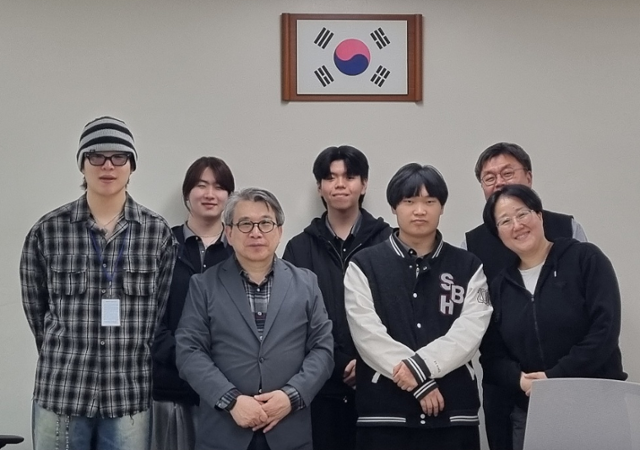 강상욱(앞줄 왼쪽 두 번째) 서울방송고 교장과 여지화(앞줄 맨 오른쪽) 교사, 김민수(앞줄 오른쪽 두 번째)군이 지난 3월 25일 새 교가를 작곡해 준 김승주(앞줄 맨 왼쪽) 작곡가와 함께 기념사진을 찍고 있다. 서울방송고 제공
