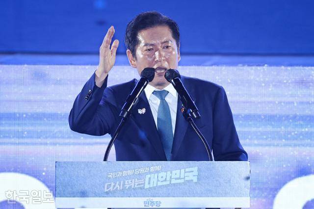 정청래 신임 더불어민주당 당대표가 2일 경기 고양 킨텍스에서 열린 임시 전당대회에서 선출된 후 수락연설을 하고 있다. 고양=하상윤 기자