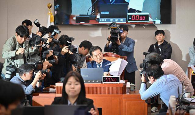 정청래 국회 법사위원장이 5월 국회 법제사법위원회에서 열린 조희대 대법원장 등 사법부의 대선개입 의혹 진상규명 청문회에서 조희대 대법원장 등 대법관들이 제출한 불출석 사유서를 공개하고 있다. 정다빈 기자