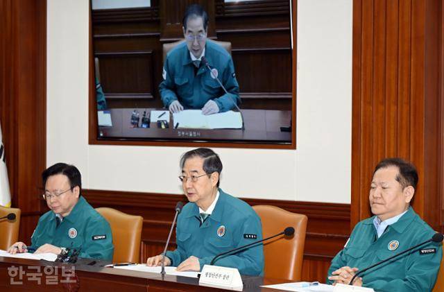 한덕수(가운데) 국무총리가 2024년 2월 23일 서울 광화문 서울정부청사 영상회의실에서 열린 의사 집단행동중앙재난안전대책본부회의에서 모두발언을 하고 있다. 왼쪽부터 조규홍 보건복지부 장관, 한 총리, 이상민 행정안전부 장관. 왕태석 선임기자
