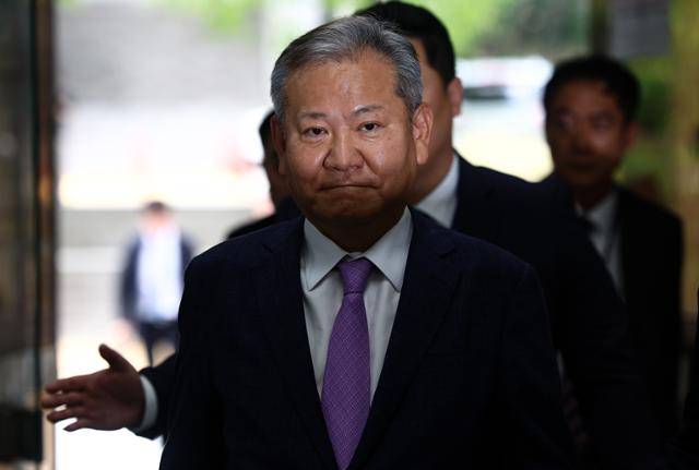 12·3 비상계엄 당시 언론사 단전·단수를 지시한 의혹을 받는 이상민 전 행정안전부 장관이 7월 31일 서울 서초구 서울중앙지방법원에서 열린 구속 전 피의자 심문(영장실질심사)에 출석하고 있다. 뉴스1