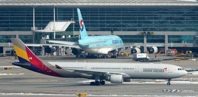 지난해 11월 29일 인천국제공항 활주로에서 대한항공·아시아나항공 양사 항공기가 오가고 있다. 뉴시스