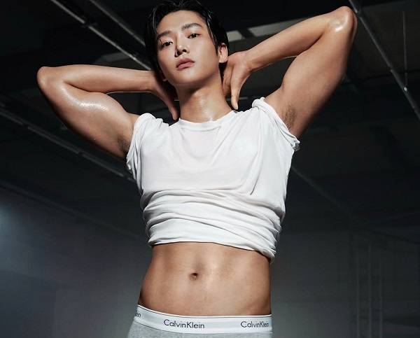 최근 한 유명 패션 브랜드 속옷 화보에 배우 로운(28)이 모델로 등장했는데, 겨드랑이털이 노출되면서 논란이 됐다.​/사진=캘빈 클라인 인스타그램 캡처