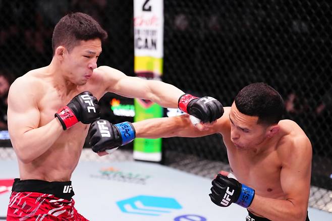 박현성(왼쪽)이 에르난데스에게 주먹을 뻗고 있다. 사진=UFC