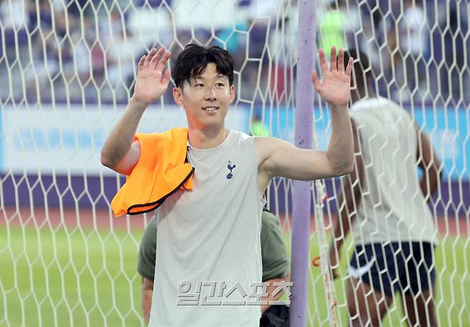 ‘2025 쿠팡플레이 시리즈’ 2차전 뉴캐슬 유나이티드전을 하루 앞둔 토트넘 홋스퍼가 2일 오후 안양종합운동장에서 오픈트레이닝을 했다. 토트넘 손흥민이 훈련을 마친뒤 인사하고 있다. 안양=정시종 기자 capa@edaily.co.kr /2025.08.02.