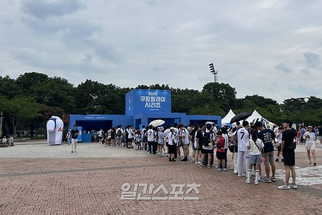 토트넘과 뉴캐슬의 친선전 킥오프 4시간 전 팬들이 행사 참여를 위해 줄 선 모습. 사진=IS 포토