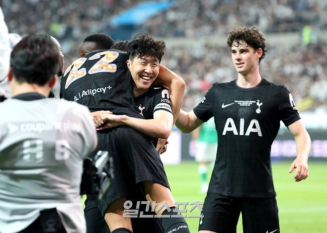 잉글랜드 프리미어리그 토트넘 홋스퍼와 뉴캐슬 유나이티드가 맞붙는 '2025 쿠팡플레이 시리즈' 두번째 경기가 3일 오후 서울 마포구 서울월드컵경기장에서 열렸다. 손흥민이 전반 선제골을 넣은 브래넌 존슨을 들어안고 환하게 웃고 있다. 상암=김민규 기자 mgkim1@edaily.co.kr /2025.08.03/