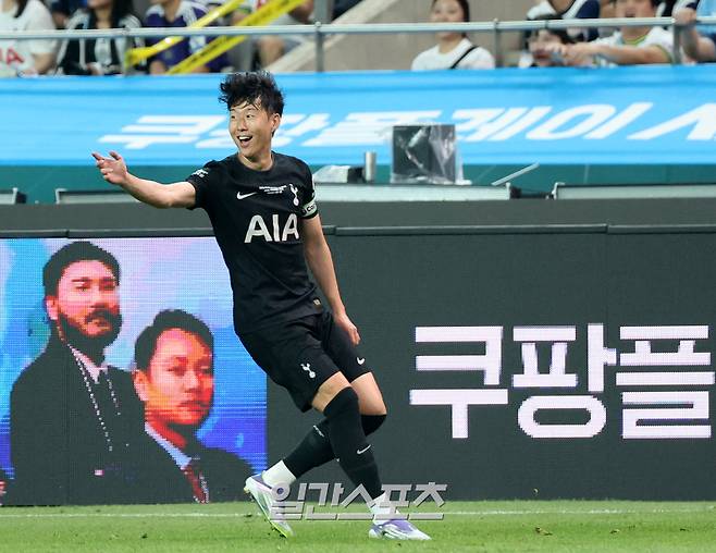 잉글랜드 프리미어리그 토트넘 홋스퍼와 뉴캐슬 유나이티드가 맞붙는 '2025 쿠팡플레이 시리즈' 두번째 경기가 3일 오후 서울 마포구 서울월드컵경기장에서 열렸다. 손흥민이 측면 돌파를 하다 오프사이드 판정에 웃고 있다. 상암=김민규 기자 mgkim1@edaily.co.kr /2025.08.03/