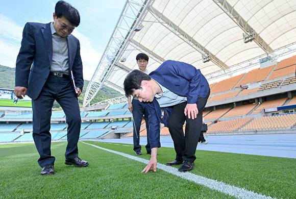 김정기 대구시장 권한대행(오른쪽)이 FC바르셀로나와 대구FC의 꿈의 대결이 펼쳐지는 대구스타디움을 현장 점검하고 있다 [사진=대구시]