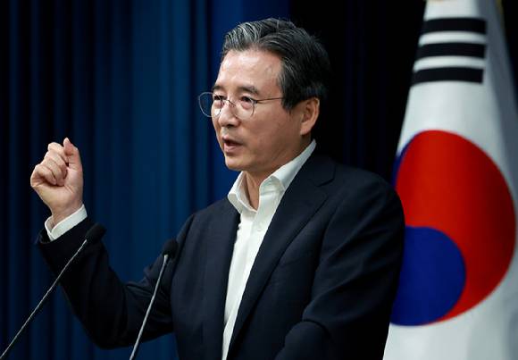 김용범 대통령실 정책실장이 지난달 31일 서울 용산 대통령실 청사에서 한미 관세 협상 타결 관련 브리핑 뒤 취재진의 질문에 답하고 있다. [사진=연합뉴스]