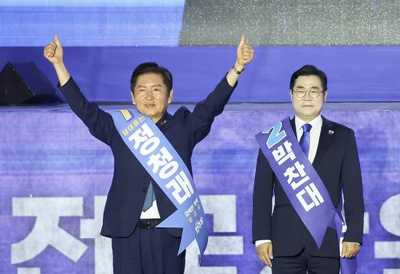 더불어민주당 대표를 선출하는 제2차 임시전국당원대회가 2일 경기도 고양시 킨텍스에서 열렸다. 기호1번 정청래 당 대표 후보가 인사하고 있다. 오른쪽은 박찬대 후보. 임현동 기자